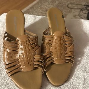 Pair sandals size 9m